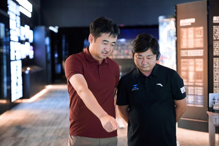 张雪机车深入探访安踏晋江总部 以创新与匠心共绘中国制造的品牌底色
