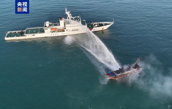 琼州海峡一渔船起火 8名船员全部平安获救