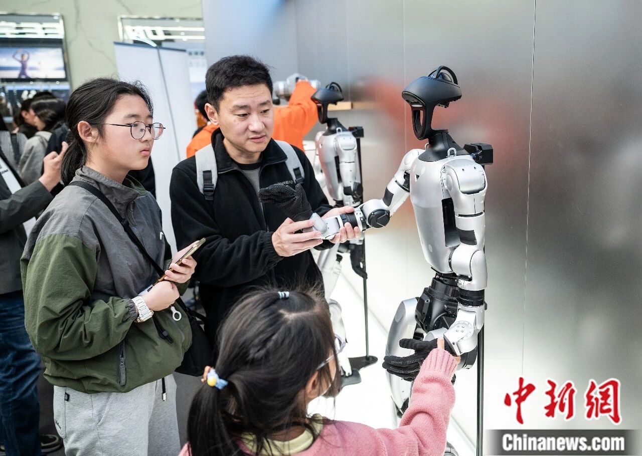 机器人在北京“上班”：30秒出咖啡、50道菜随便点