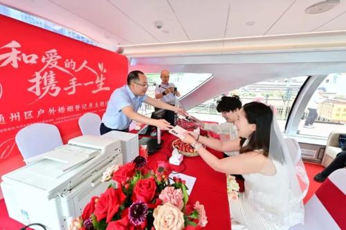50对新人七夕在阿诗玛故乡石林结下百年之好