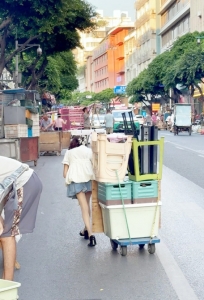 世间的浪漫有很多种，而他们是“并肩战斗”的那一种