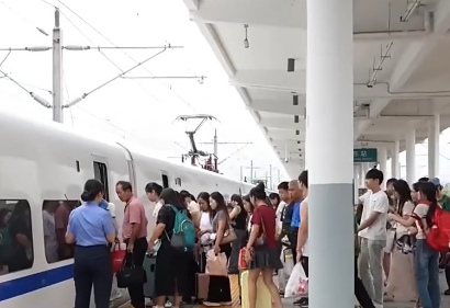 台风“紫檀”逼近海南 琼州海峡停航