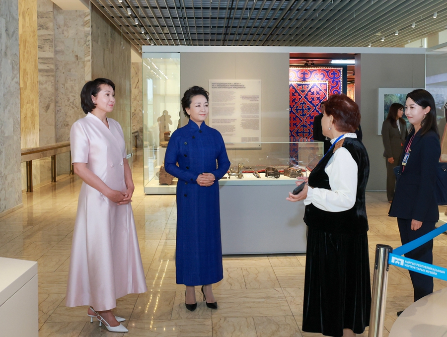 彭丽媛同吉尔吉斯斯坦总统扎帕罗夫夫人扎帕罗娃参观吉尔吉斯共和国国家历史博物馆