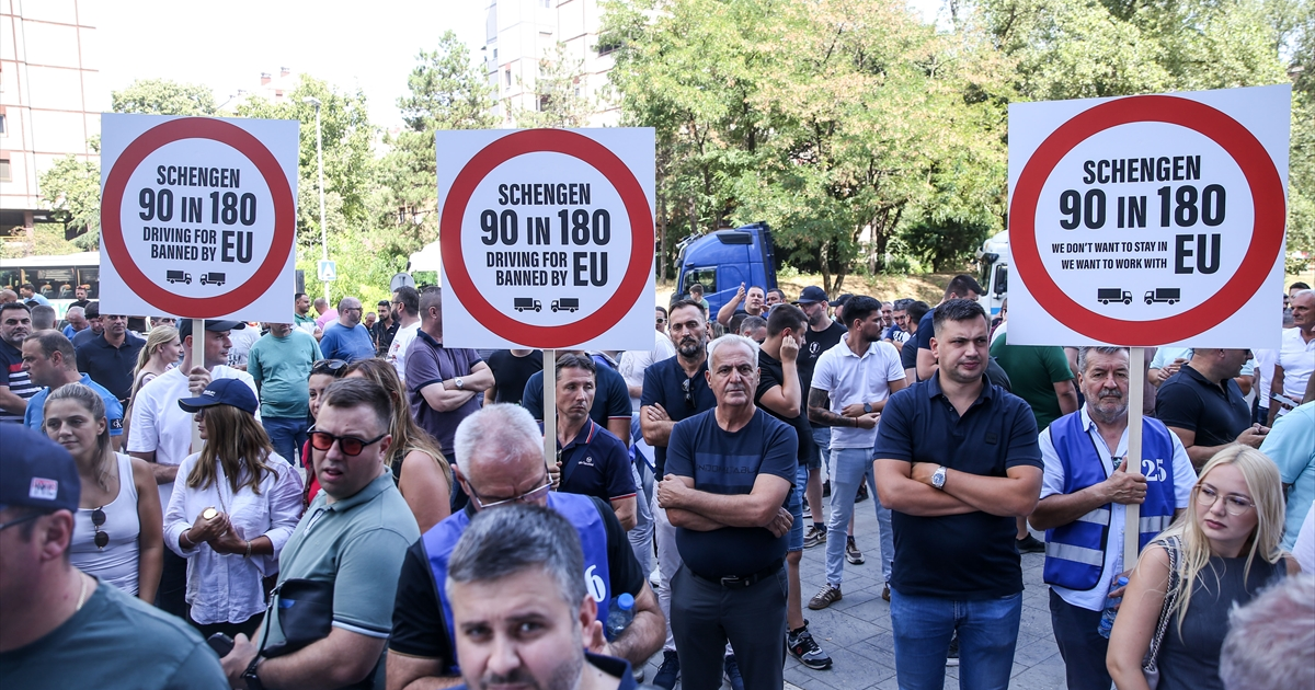 Western Balkans truck drivers threaten EU border blockade