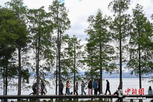 中国海警位中国黄岩岛领海及周边区域执法巡查