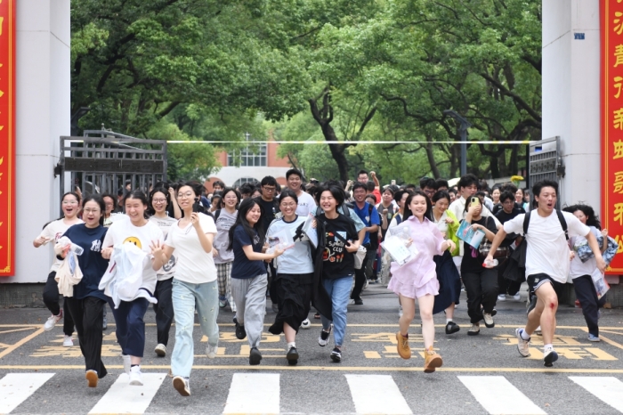 南京街头“孔雀”换装迎盛夏