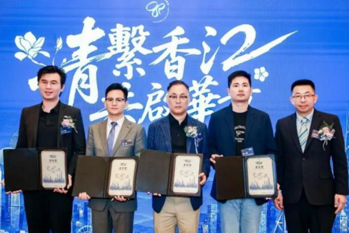 东风拂古城，满目气象新