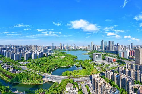 湖北宣恩灾区交通中断 抢修人员徒步运物资