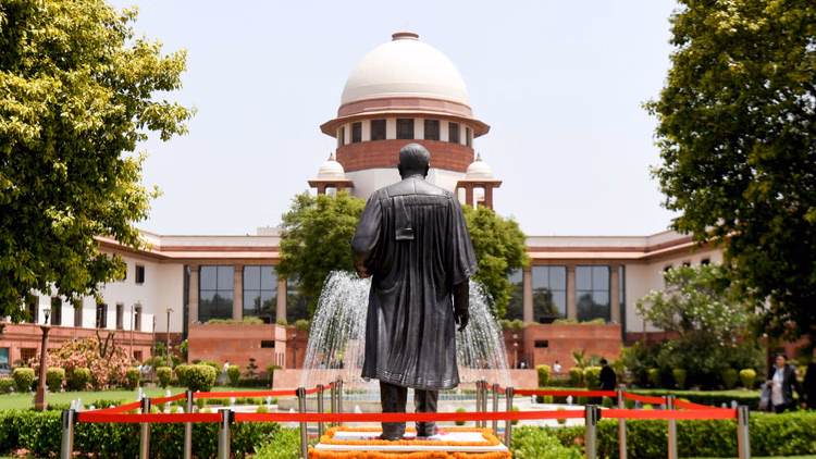 Supreme Court: अदालत का आदेश- पूर्व IPS अमिताभ ठाकुर मामले में कार्रवाई छह माह में पूरी हो, UP से जुड़ा मामला
