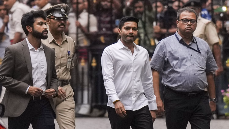 West Bengal: अभिषेक बनर्जी के घर तड़के 3 बजे पुलिस ने मारा छापा, टीएमसी का आरोप- ताला तोड़कर घुसे पुलिसकर्मी