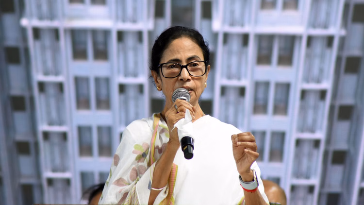 Bengal: फिर सड़क पर उतरीं ममता, फेरीवालों को उनका हक दिलाने के लिए एस्प्लेनेड के वाई-चैनल में निकाला मार्च