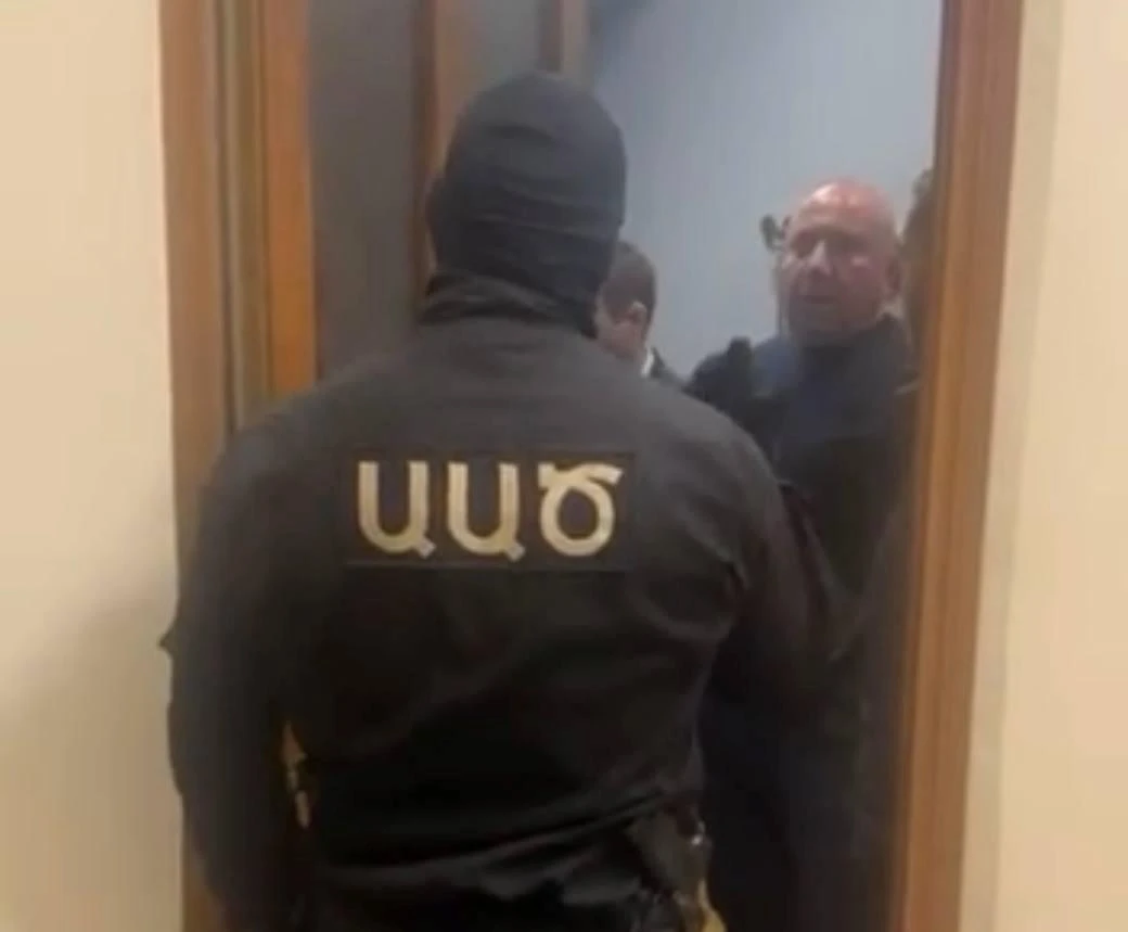 Рано утром сотрудники СНБ ворвались в офис партии «Мать Армения»
