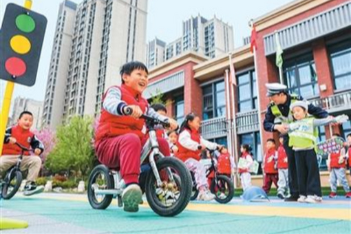 广西一航班紧急备降 空地联动抢救危重旅客