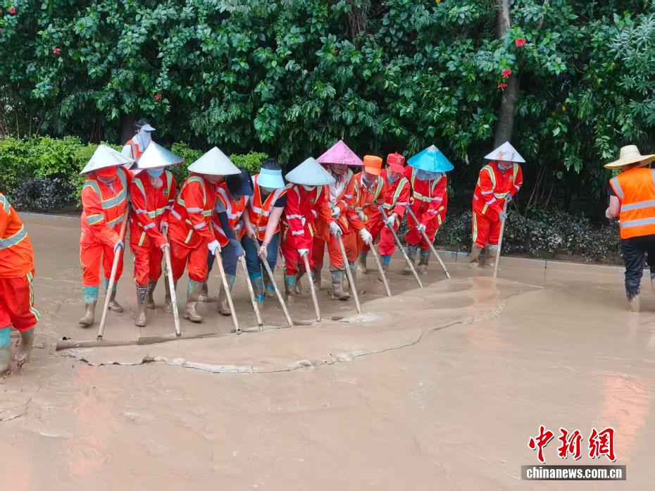 广西柳江水位回落 各方奋战清淤一线