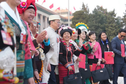 广西钟山县：葡萄飘香引客来 甜蜜产业助振兴