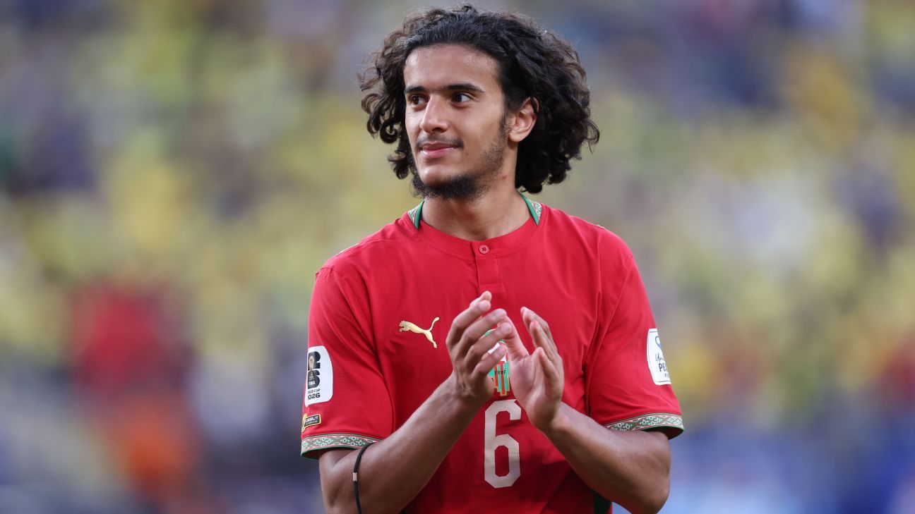 Transfer rumors, news: Man City to battle Arsenal,...