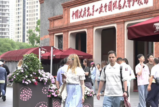 习近平说，105年不懈奋斗，锻造了强大的中国共产党。我们党牢记马克思主义政党的性质宗旨和奋斗目标，大力弘扬伟大建党精神，历经磨难斗志弥坚，千锤百炼更加坚强。今天，我们党已经发展成为具有重大全球影响力的世界第一大执政党，得到人民衷心拥护和支持，是中国特色社会主义事业的坚强领导核心，完全无愧为伟大光荣正确的党。