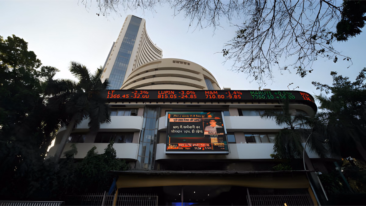 The Bonus Market News: हरे निशान पर सेंसेक्स-निफ्टी; शुरुआती कारोबार में डॉलर के मुकाबले रुपया 13 पैसे कमजोर