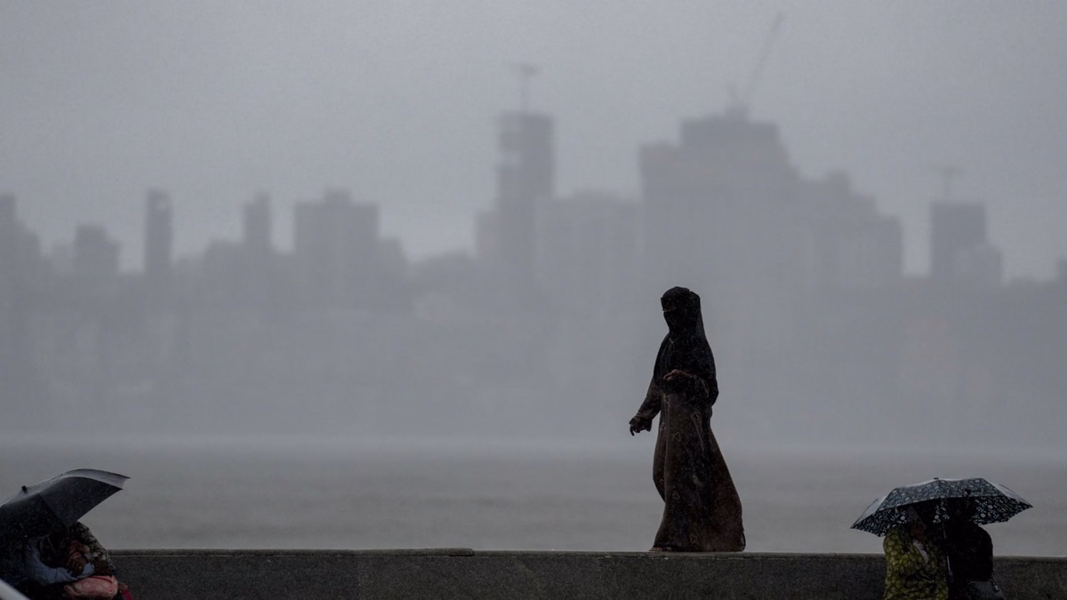 Maharashtra Rain Update: मुंबई पर बारिश की मार; क्यों थमी मायानगरी की रफ्तार, सड़क से लेकर लोकल तक सब बेहाल