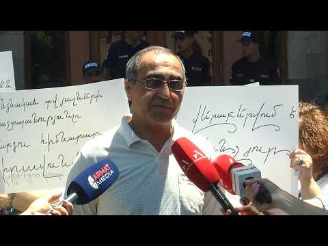 Պարո՛ն Սիմոնյան, սա ազգային անվտանգության հարց է, ու՞ր եք նայում. ակցիայի մասնակից