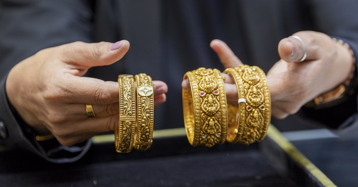 Gold Silver Price: दिल्ली में सोने की चमक फीकी, 1300 रुपये टूटा; चांदी ने पकड़ी रफ्तार, क्या है वजह?