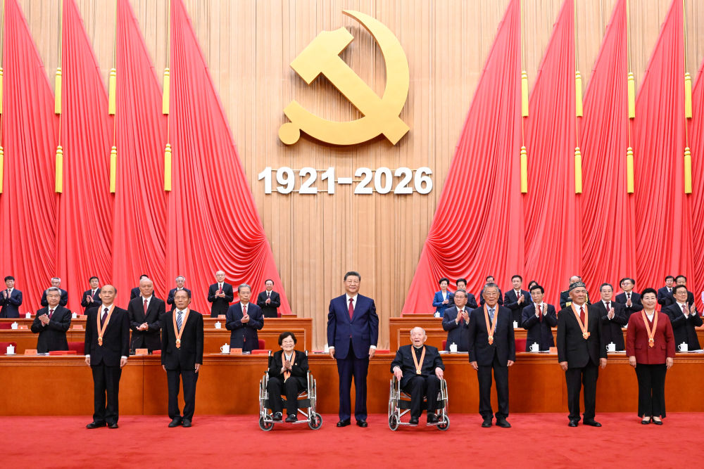 （近观中国）习近平亲自颁授，“七一勋章”照见初心