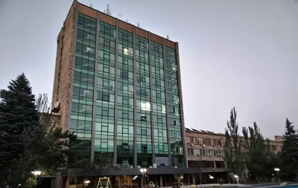Մերգելյան ինստիտուտում տանիքը փլուզվել է, 47-ամյա տղամարդը վայր է ընկել և տեղափոխվել է հիվանդանոց