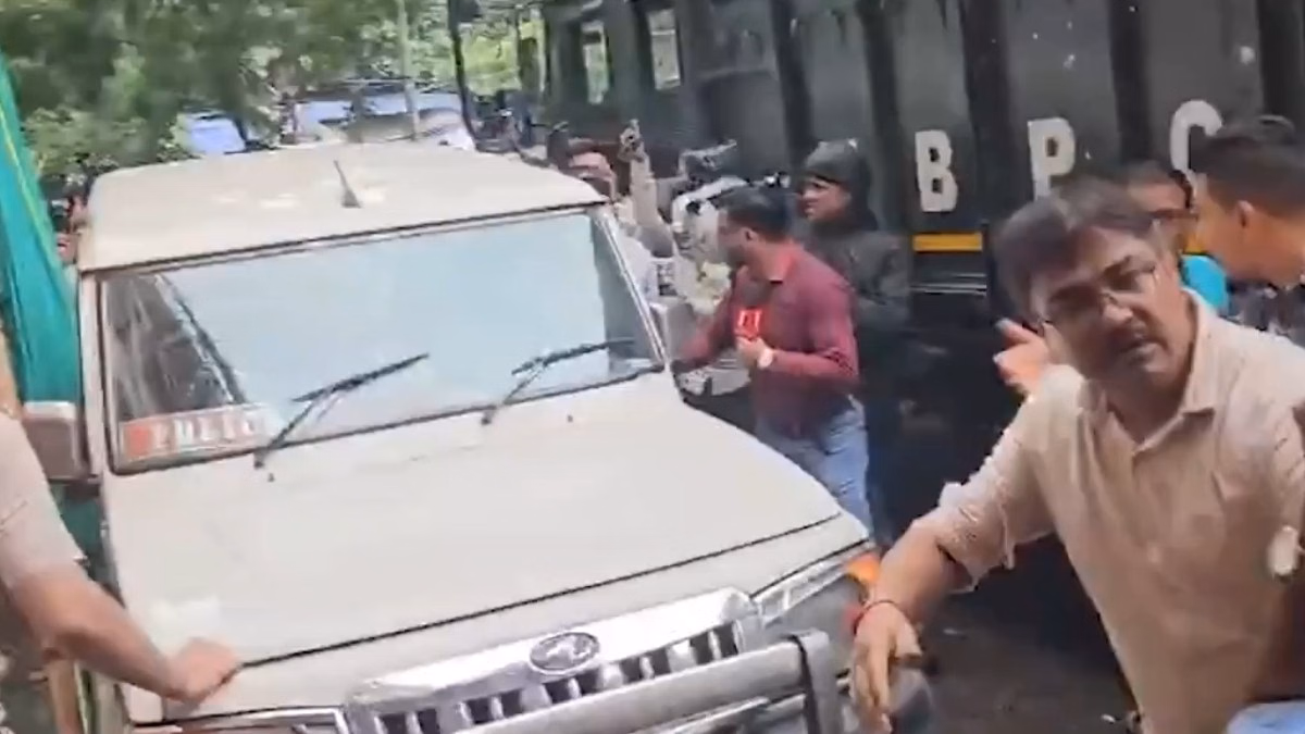 Debraj Chakraborty: TMC नेता देबराज पर कोर्ट में फेंके गए अंडे, 7 दिन की हिरासत में भेजा; अब ईडी की भी नजर