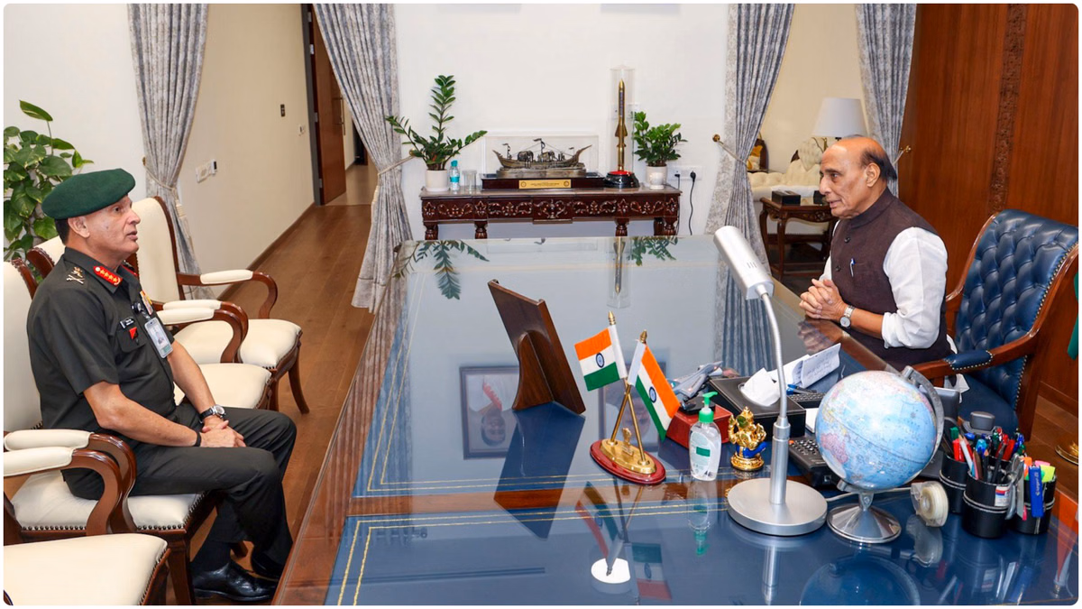 MoD: रक्षा मंत्री राजनाथ सिंह से मिले नए सेना प्रमुख जनरल धीरज सेठ, पद संभालने के बाद की पहली औपचारिक मुलाकात