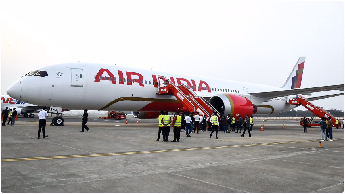 Air India: एअर इंडिया ने अंतरराष्ट्रीय उड़ानों पर घटाया फ्यूल सरचार्ज, जानें यात्रियों को कैसे मिलेगी राहत