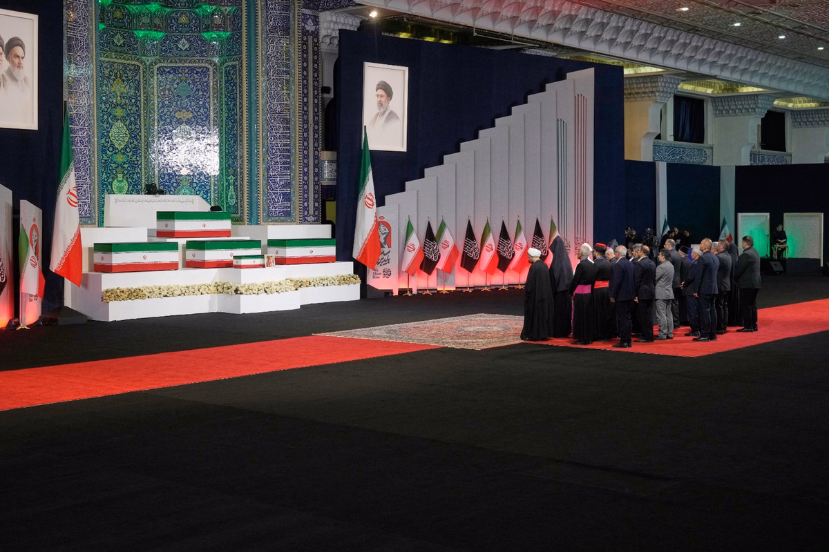 Ali Khamenei Funeral: खामेनेई की अंतिम यात्रा में भावुक हुआ ईरान, 14 महीने की पोती का छोटा ताबूत भी साथ दिखा