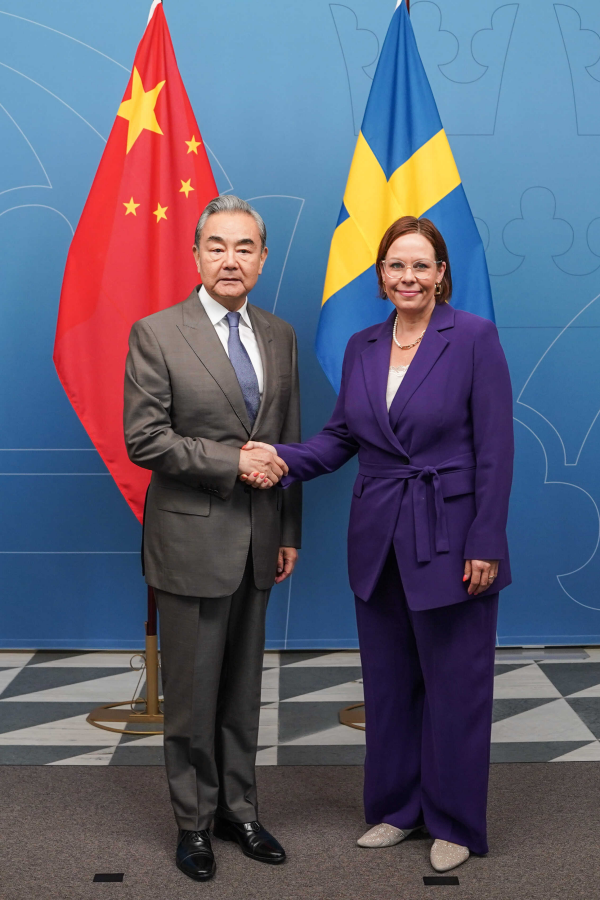 王毅同瑞典外交大臣斯蒂纳加德会谈