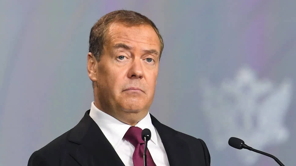 Медведев посоветовал Пашиняну уже сейчас начинать переговоры с США по поставкам СПГ