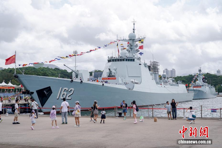 海军南宁舰编队开放参观最后一日 高温难挡港澳民众热情