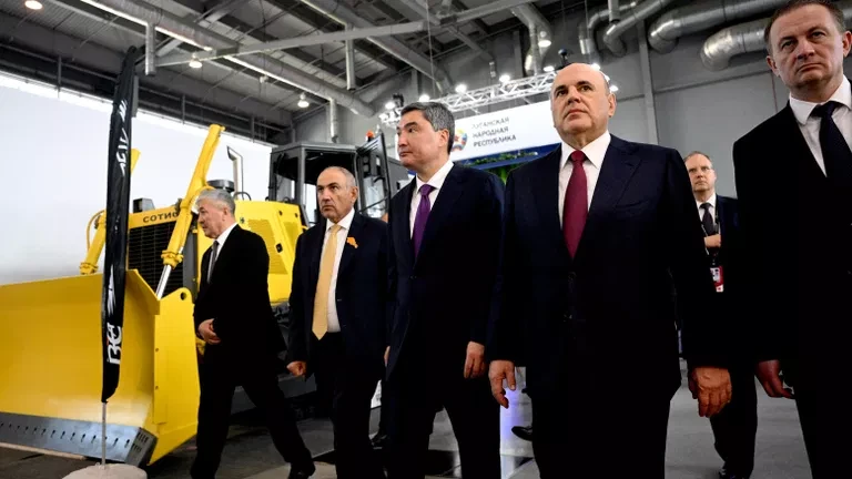 Միշուստինը «Իննոպրոմ» ցուցահանդեսում հանդիպել է Փաշինյանին