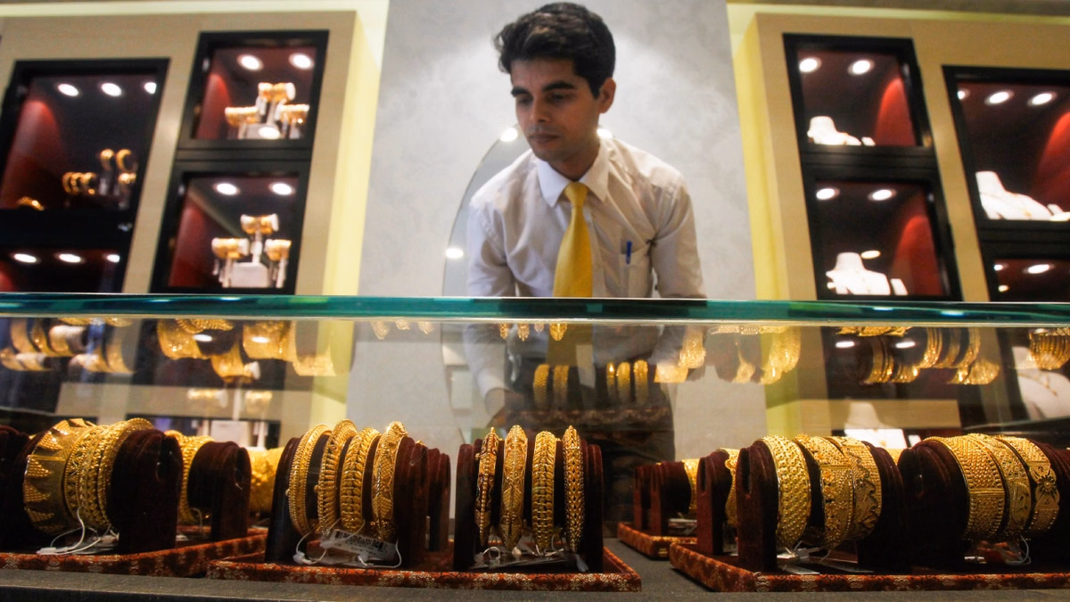 Gold Silver Price: सोने की कीमतों में 150 रुपये की गिरावट, चांदी भी 5,000 रुपये टूटी; जानें क्या है वजह?