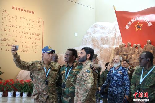 四川成都高温天气持续 市民进防空洞乐享天然清凉