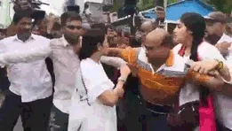 Mamata Banerjee Video: विरोध रैली के बीच ममता बनर्जी ने खोया आपा, अपनी ही पार्टी के समर्थक को मारा थप्पड़?