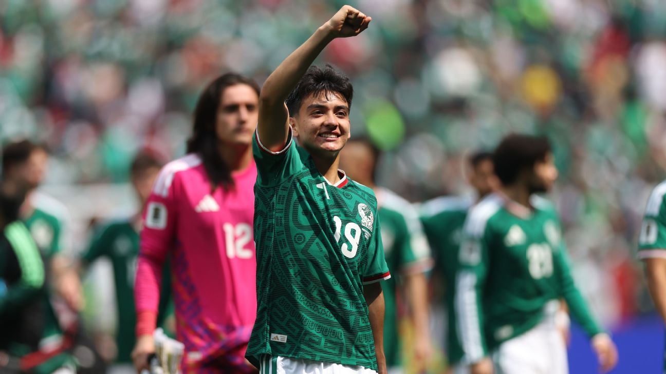 World Cup Daily live: Mexico star Mora's high scho...