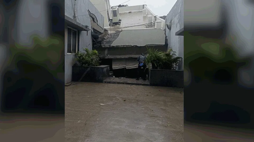 पुणे हादसा: '45 डिग्री झुकी इमारत, हर पल गिरने का डर', हाथों से मलबा हटाकर जिंदगियां बचा रही NDRF; पढ़ें अपडेट
