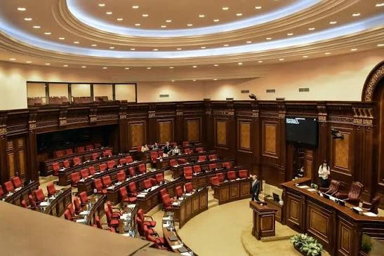 «Իրավունք». Տղե՛րք, էս ո՞ւր. մի շարք թեկնածուներ շտապել են լքել հարազատ քաղաքական ուժի շարքերը