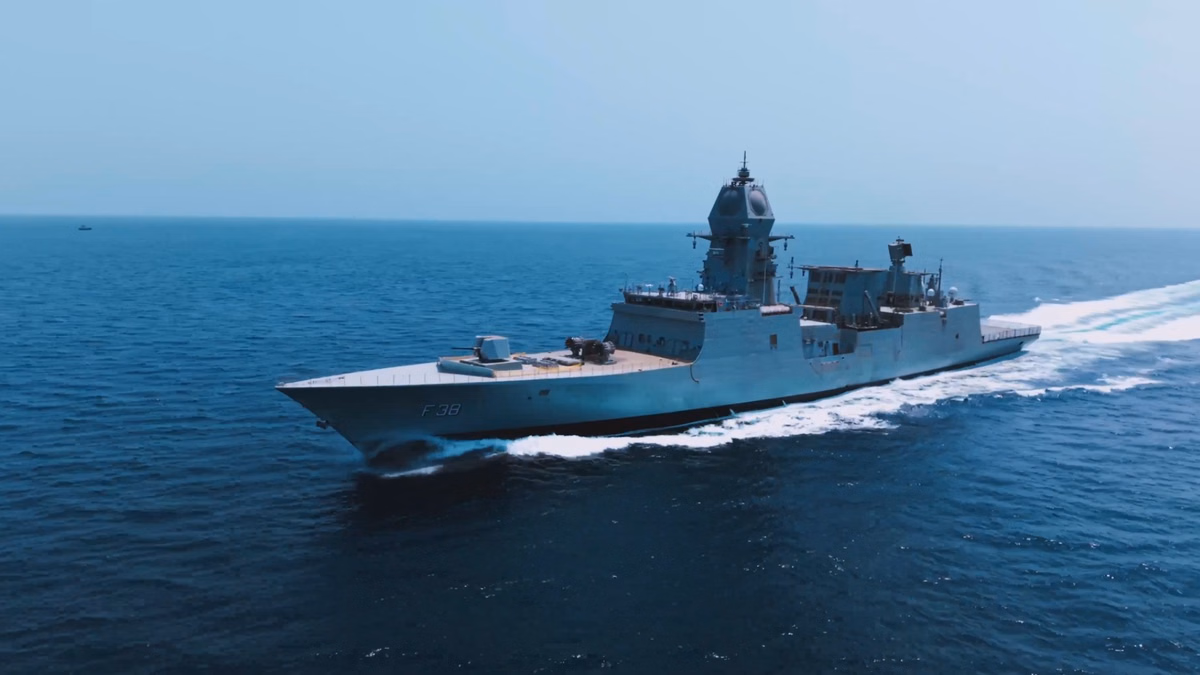 INS Mahendragiri: ताकतवर आईएनएस महेंद्रगिरि नौसेना को समर्पित, इसे ब्रह्मोस से लैस करने पर क्या बोले राजनाथ?
