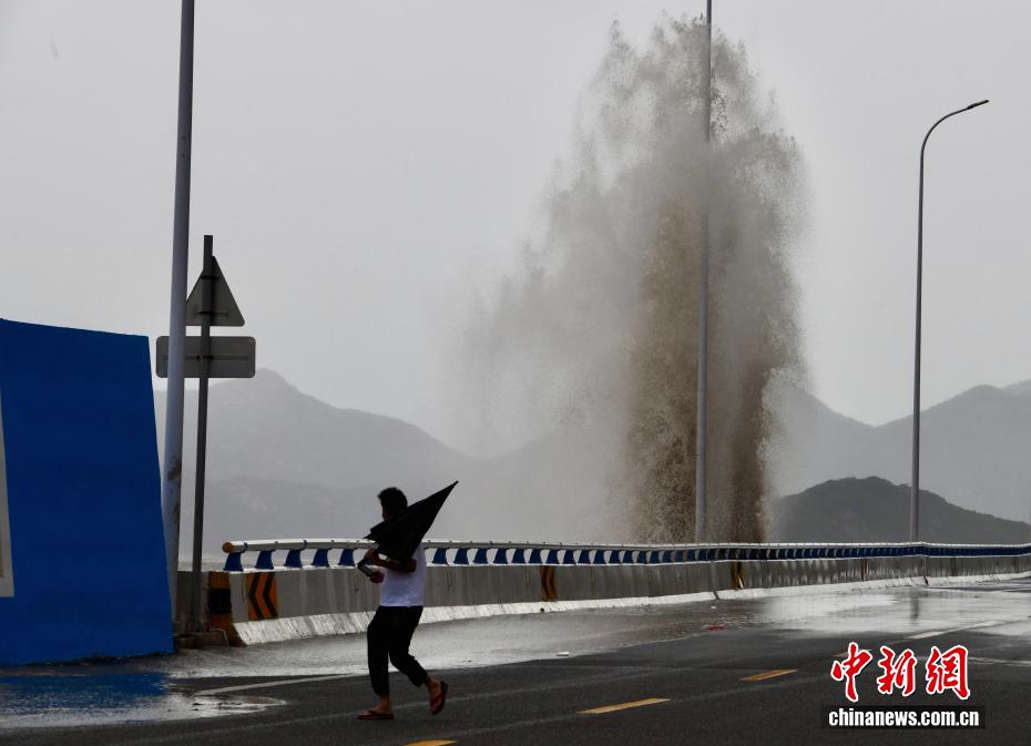 台风“巴威”逼近 福建宁德海边掀起巨浪