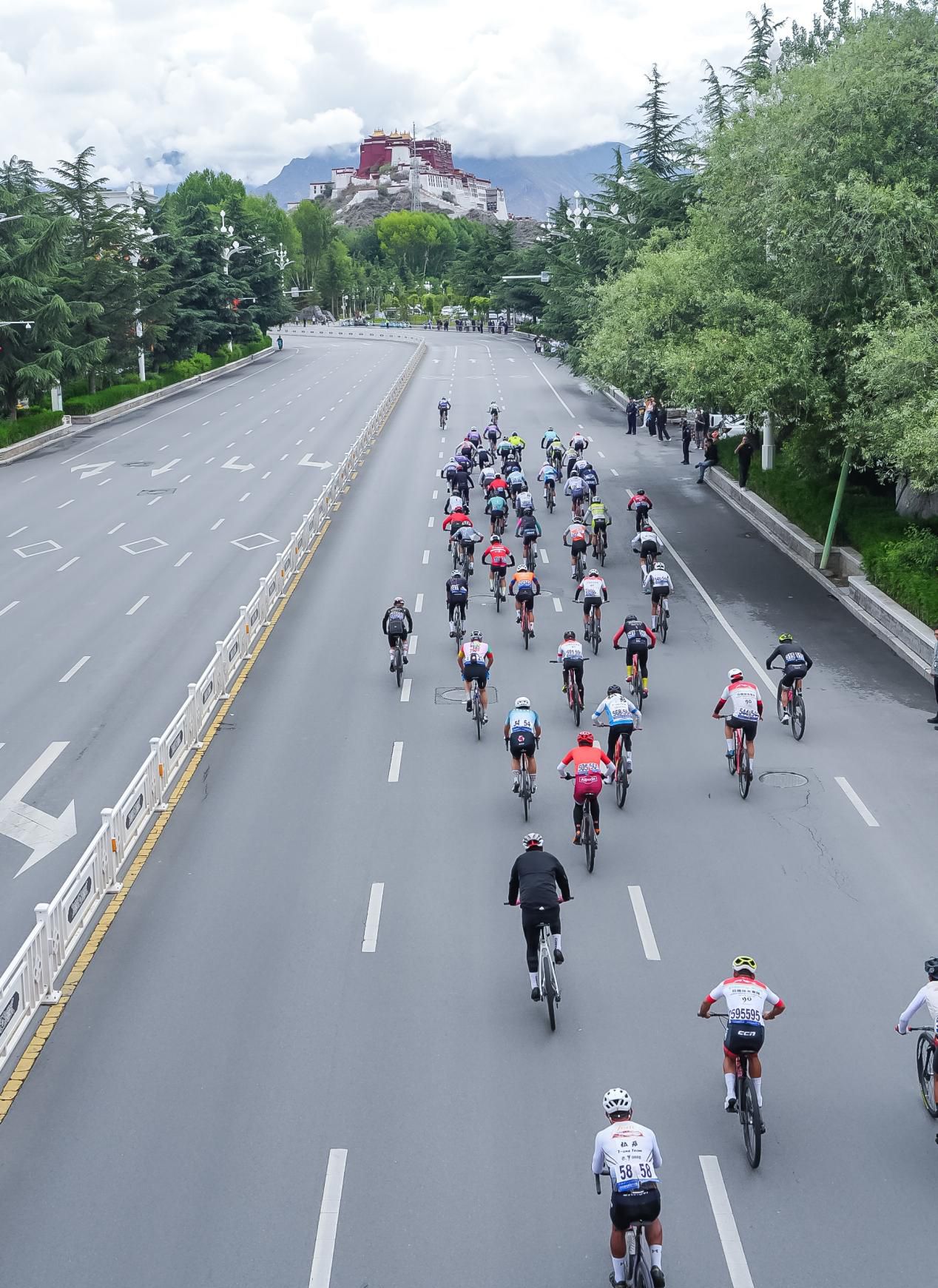 2026环拉萨自行车大赛拉萨站吸引700余人参赛