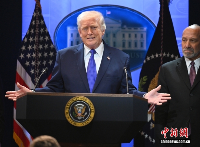 特朗普自称物价回落支持率达59% 外媒：油价正在飙升