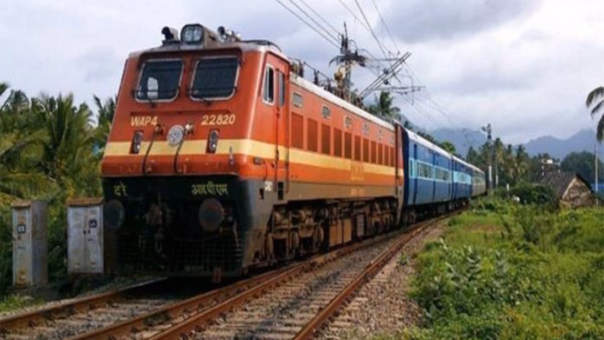 Indian Railway: क्या चलती ट्रेन के अंदर कर सकते हैं पूजा? वीडियो वायरल होने पर रेलवे ने बताई पूरी सच्चाई