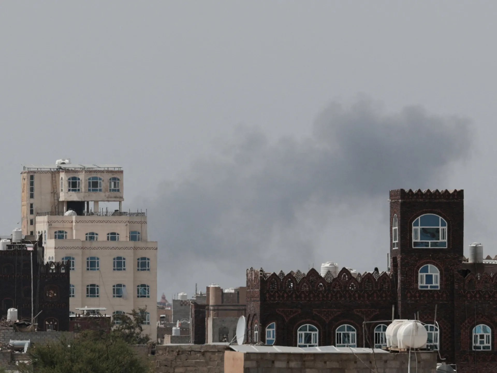 Yemen gov’t says its forces attacked Sanaa airport