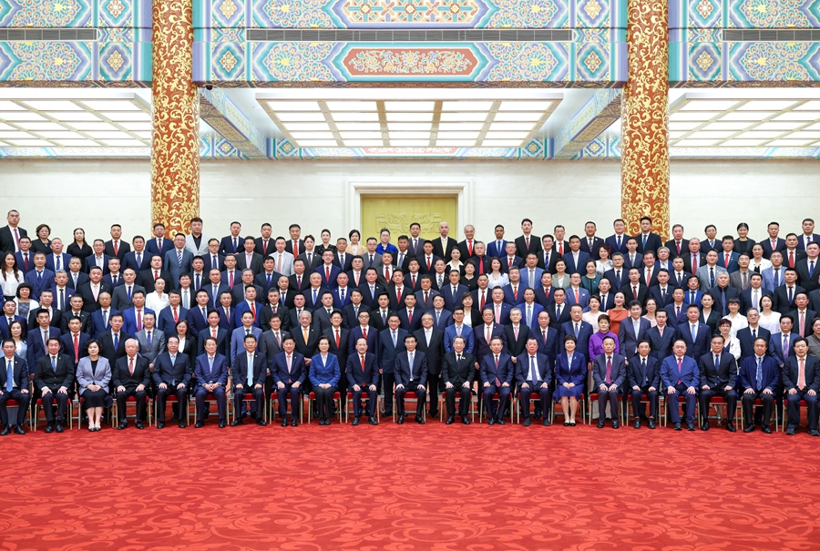 王沪宁会见第十一届世界华侨华人社团联谊大会全体代表