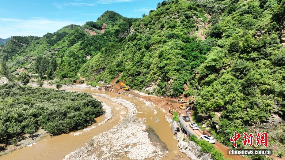 直击河北宽城暴雨灾后：抢修水毁道路 转移受灾村民