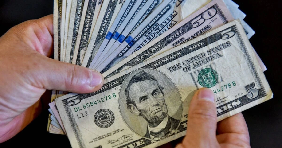Դոլարի եւ ռուբլու փոխարժեքները մի փոքր նվազել են